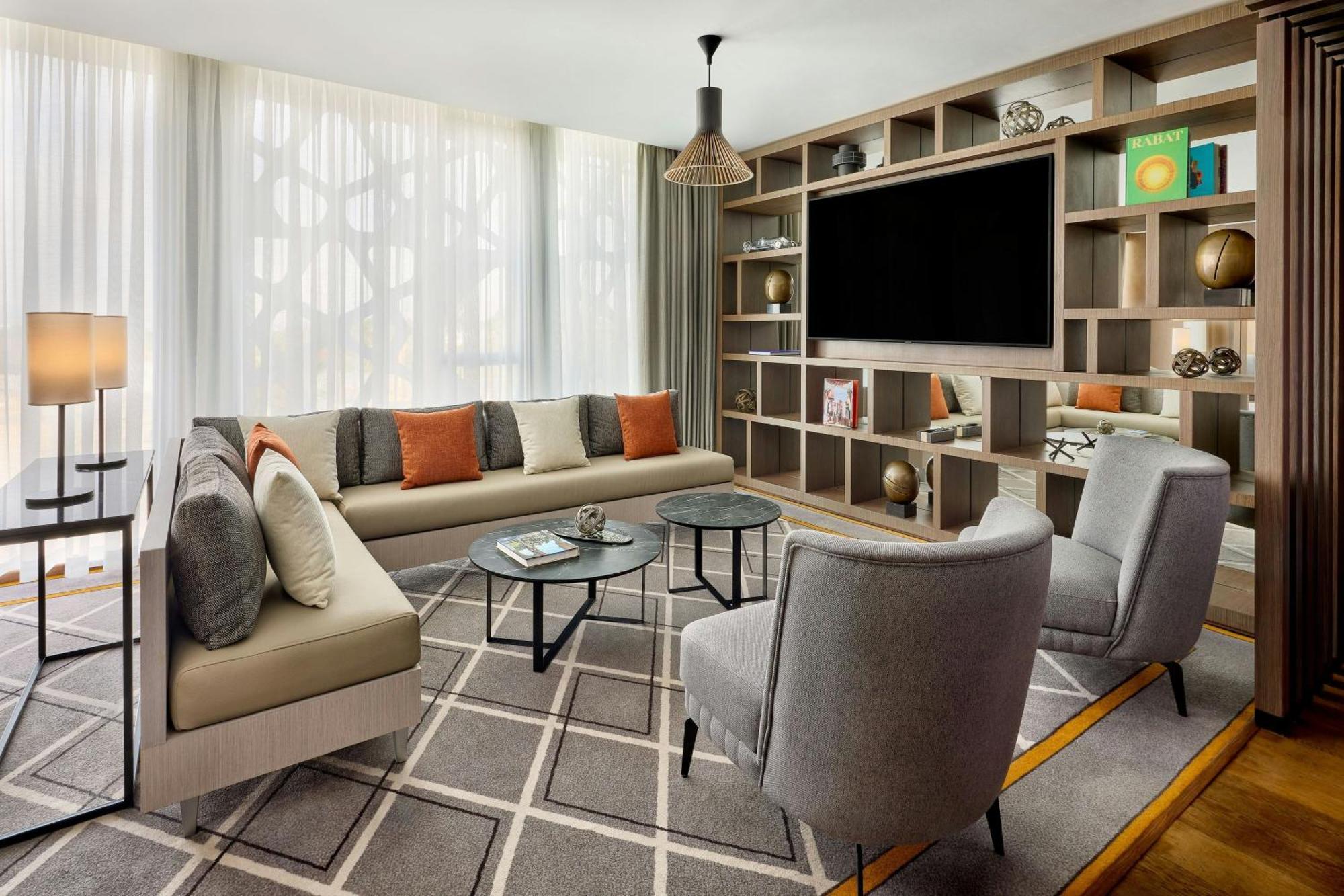 Diplomatic King Suite - Club Lounge Access